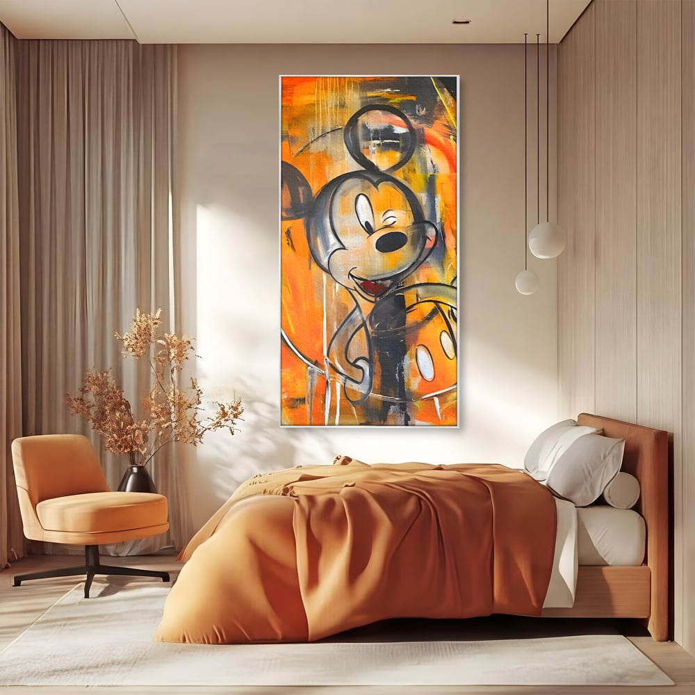 Tablou canvas cu tablou canvas cu mickey mouse, in rama de aluminiu argintiu, pe perete intr-un dormitor
