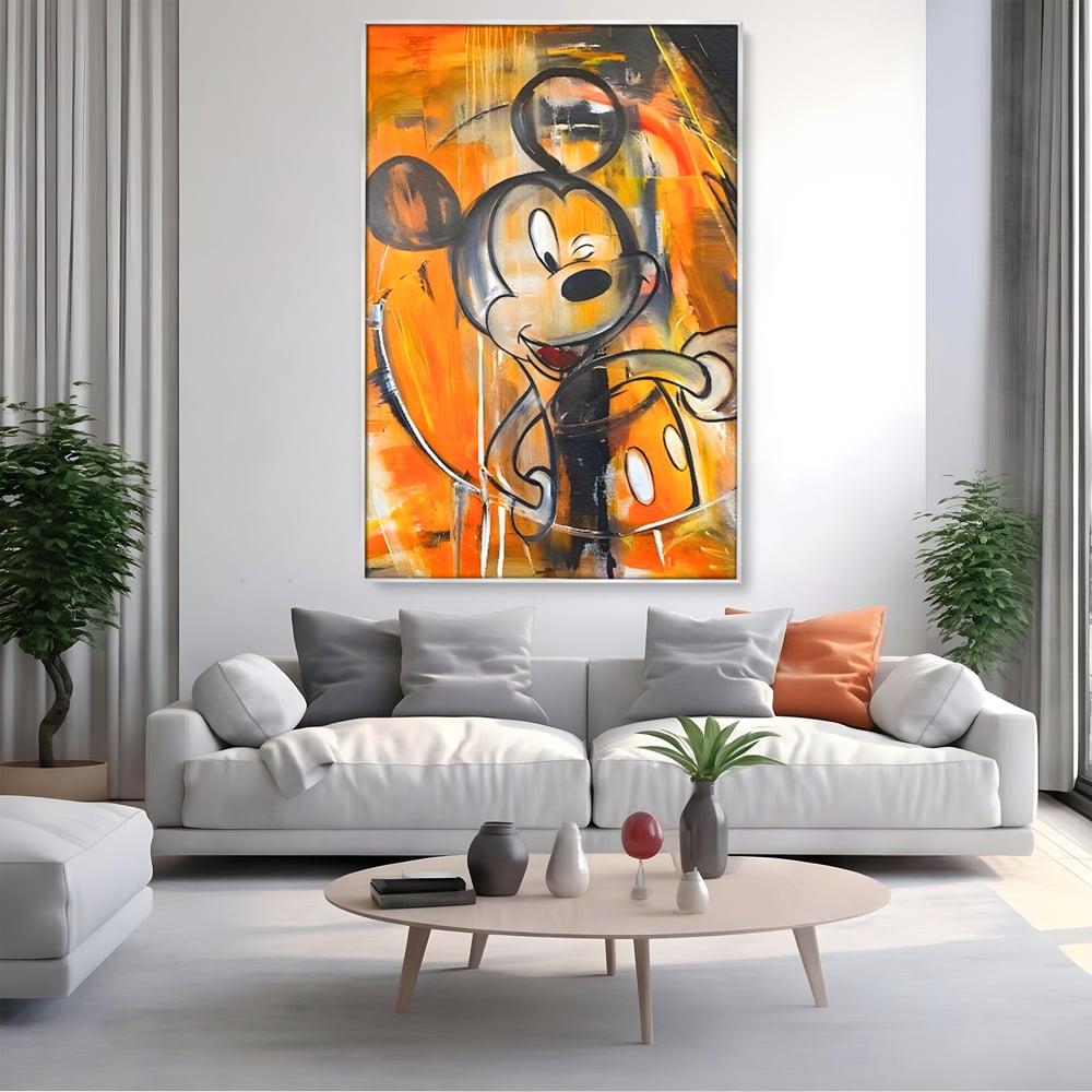 Tablou canvas cu tablou canvas cu mickey mouse, in rama de aluminiu argintiu, pe perete intr-un living