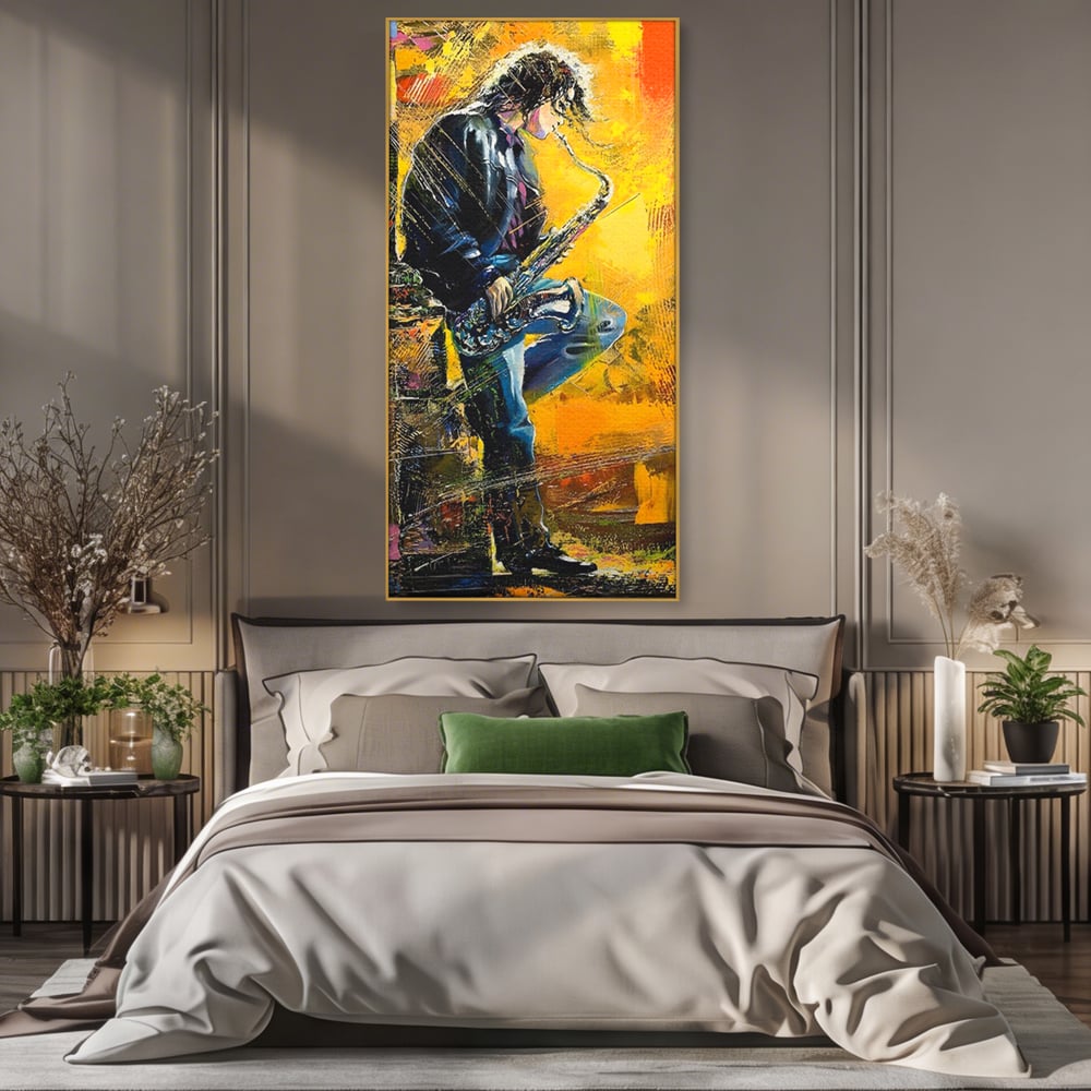 Tablou canvas cu tablou canvas cu muzician cantand la saxofon, in rama de aluminiu auriu, pe perete intr-un dormitor