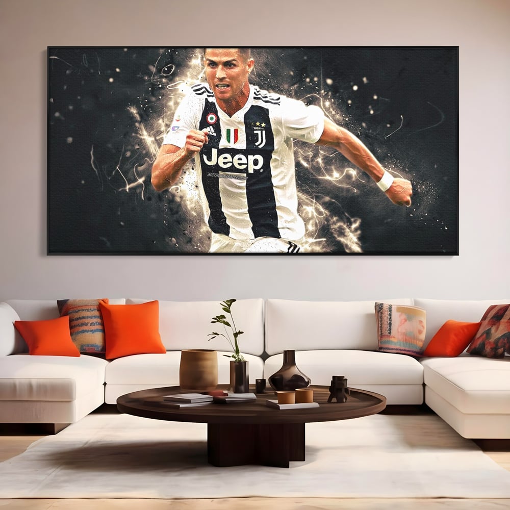 Tablou canvas cu tablou canvas cu cristiano ronaldo, in rama de aluminiu negru, pe perete intr-un living