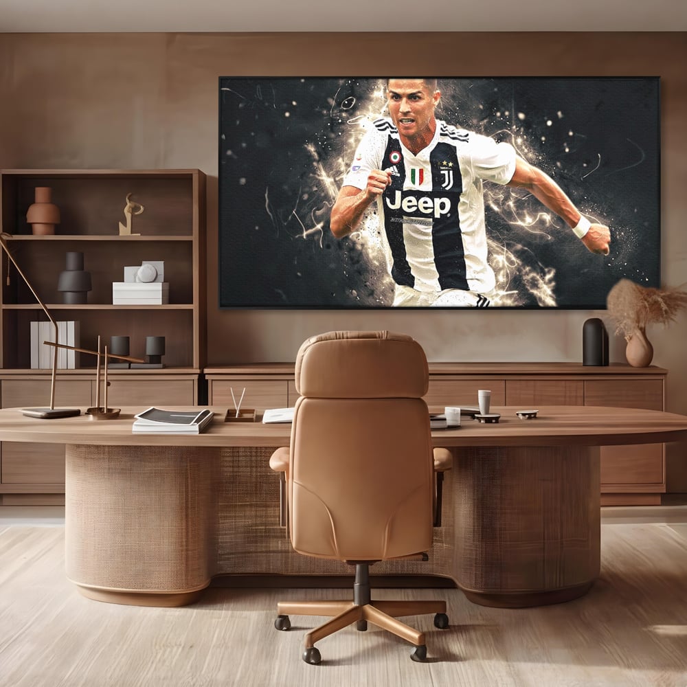 Tablou canvas cu tablou canvas cu cristiano ronaldo, in rama de aluminiu negru, pe perete intr-un birou