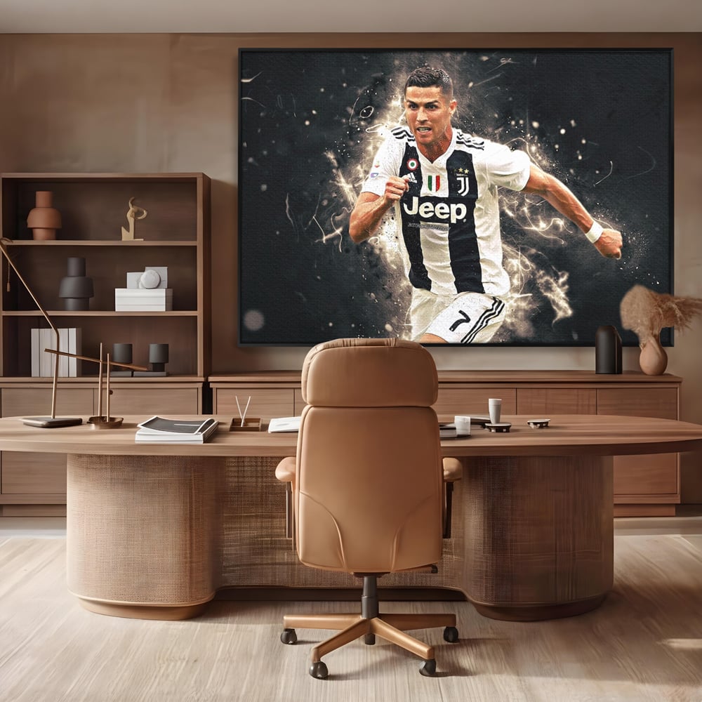Tablou canvas cu tablou canvas cu cristiano ronaldo, in rama de aluminiu negru, pe perete intr-un birou