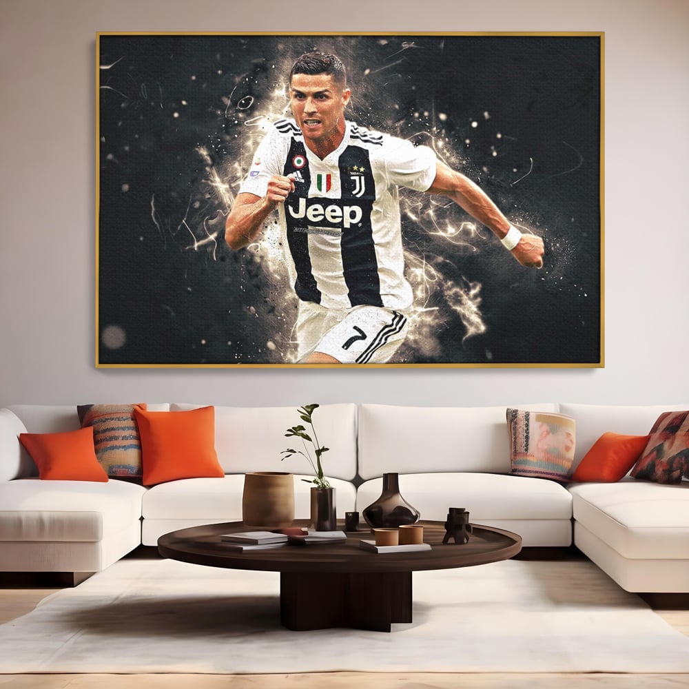 Tablou canvas cu tablou canvas cu cristiano ronaldo, in rama de aluminiu auriu, pe perete intr-un living