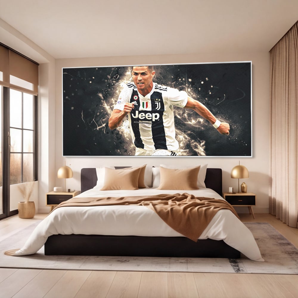 Tablou canvas cu tablou canvas cu cristiano ronaldo, in rama de aluminiu argintiu, pe perete intr-un dormitor