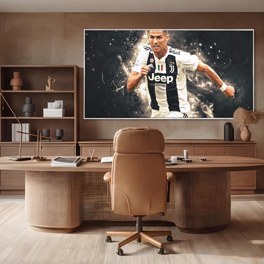 Tablou canvas cu tablou canvas cu cristiano ronaldo, in rama de aluminiu argintiu, pe perete intr-un birou