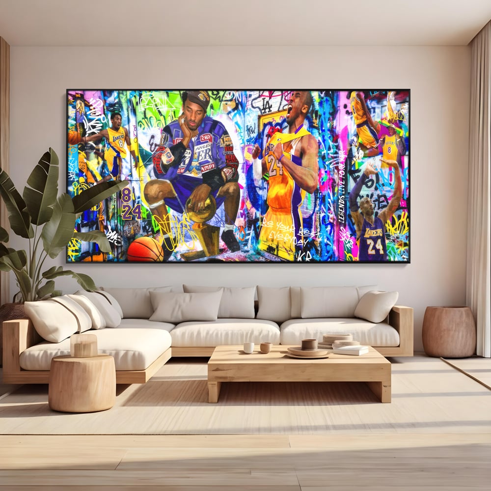 Tablou canvas cu tablou canvas cu kobe bryant si graffiti, in rama de aluminiu negru, pe perete intr-un living