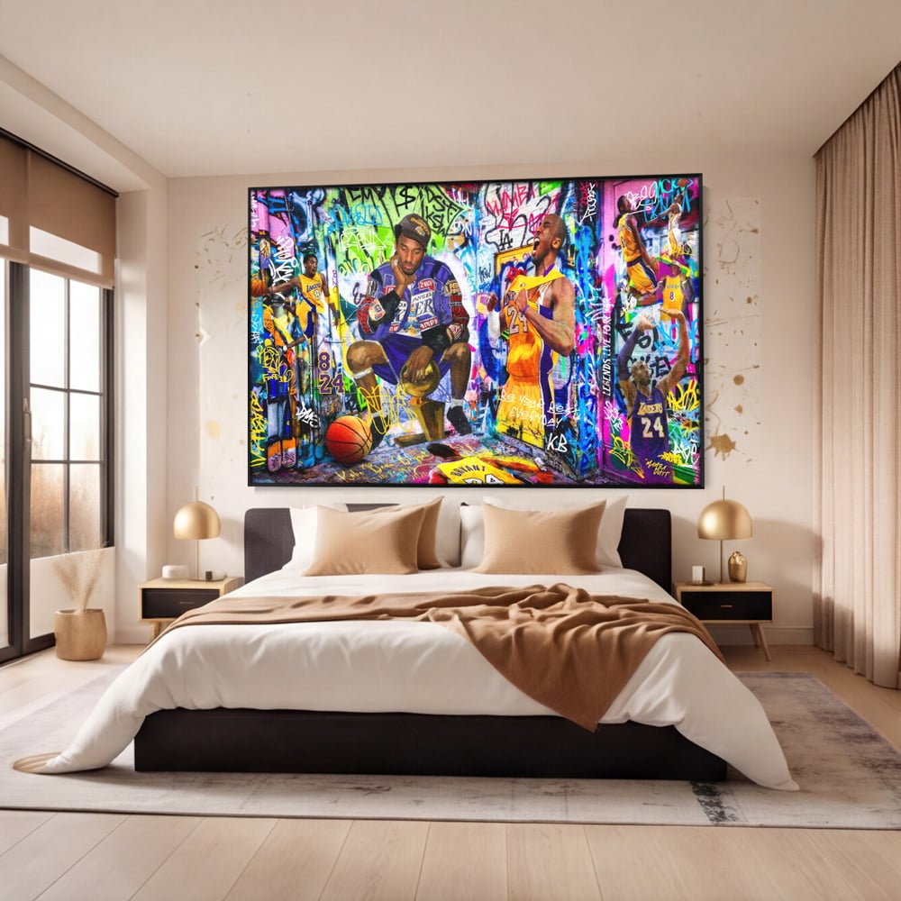 Tablou canvas cu tablou canvas cu kobe bryant si graffiti, in rama de aluminiu negru, pe perete intr-un dormitor