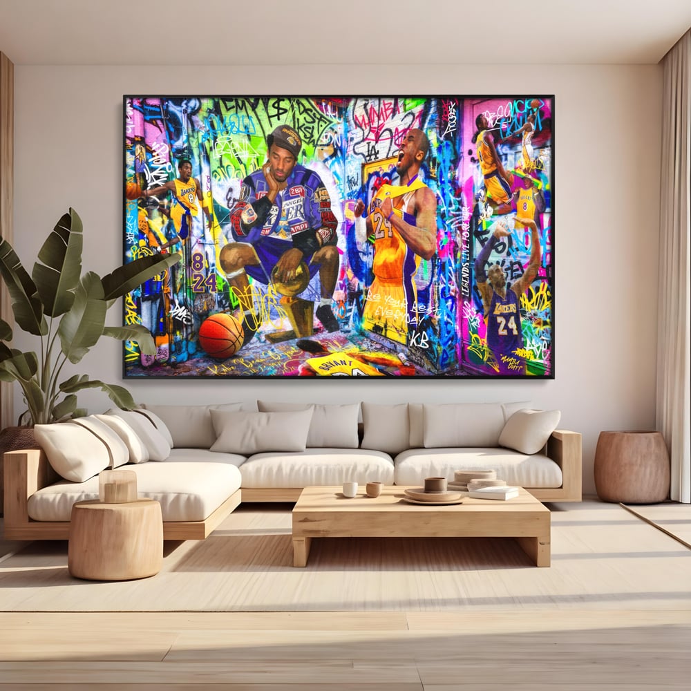 Tablou canvas cu tablou canvas cu kobe bryant si graffiti, in rama de aluminiu negru, pe perete intr-un living