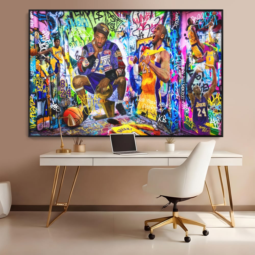 Tablou canvas cu tablou canvas cu kobe bryant si graffiti, in rama de aluminiu negru, pe perete intr-un birou