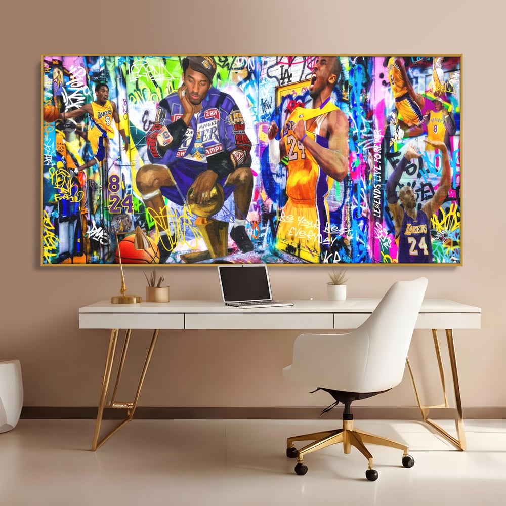 Tablou canvas cu tablou canvas cu kobe bryant si graffiti, in rama de aluminiu auriu, pe perete intr-un birou