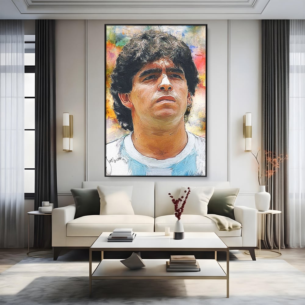 Tablou canvas cu tablou canvas cu diego maradona, in rama de aluminiu negru, pe perete intr-un living