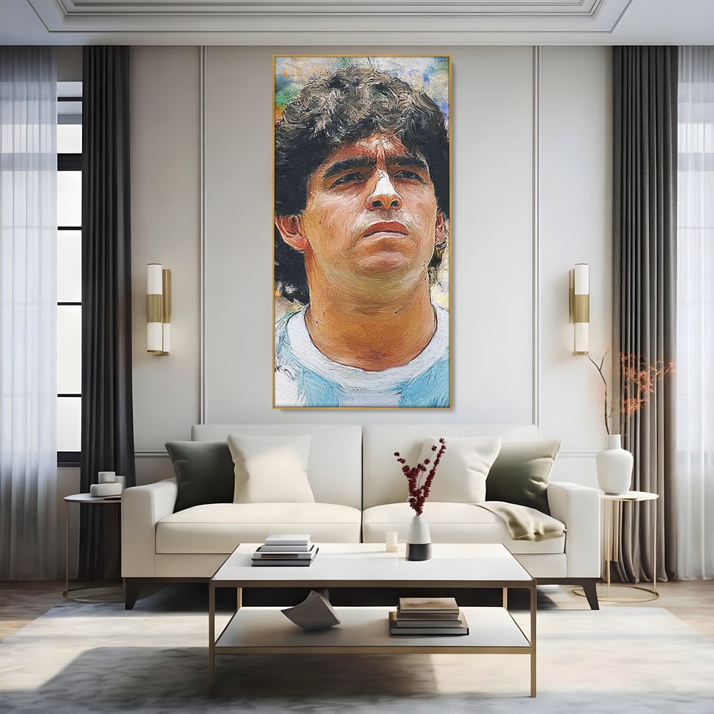 Tablou canvas cu tablou canvas cu diego maradona, in rama de aluminiu auriu, pe perete intr-un living
