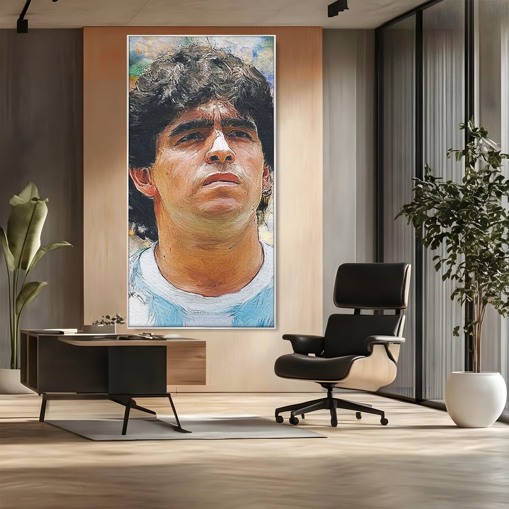 Tablou canvas cu tablou canvas cu diego maradona, in rama de aluminiu argintiu, pe perete intr-un birou