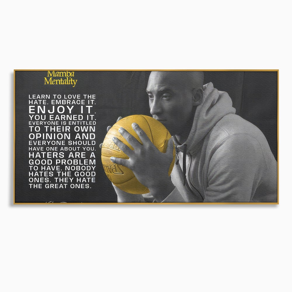 Tablou canvas cu tablou canvas cu kobe bryant si minge aurie, in rama de aluminiu auriu