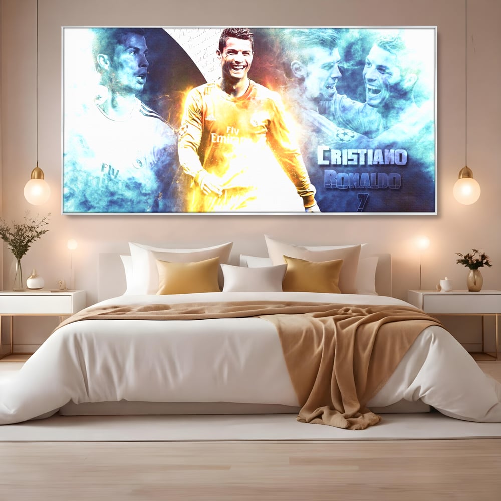 Tablou canvas cu tablou canvas cu cristiano ronaldo, in rama de aluminiu argintiu, pe perete intr-un dormitor