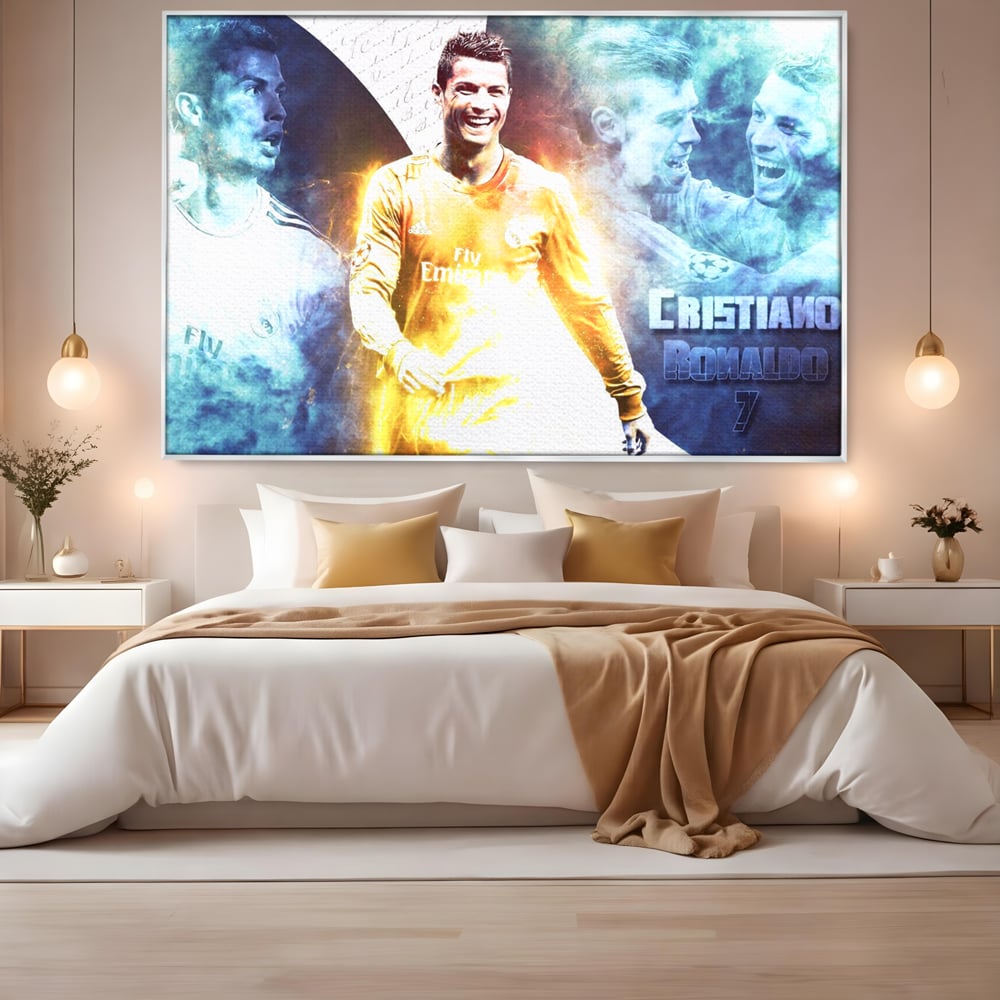 Tablou canvas cu tablou canvas cu cristiano ronaldo, in rama de aluminiu argintiu, pe perete intr-un dormitor