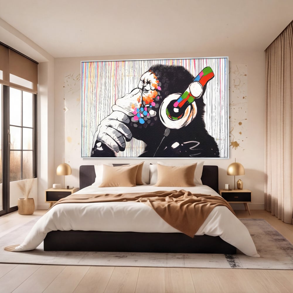 Tablou canvas cu tablou canvas cu maimuta dj, in rama de aluminiu argintiu, pe perete intr-un dormitor