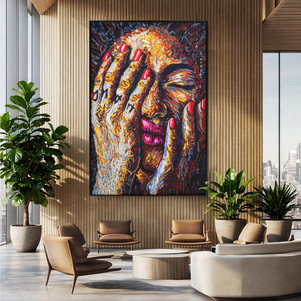 Tablou canvas cu tablou canvas cu portret stilizat, in rama de aluminiu negru, pe perete intr-un birou