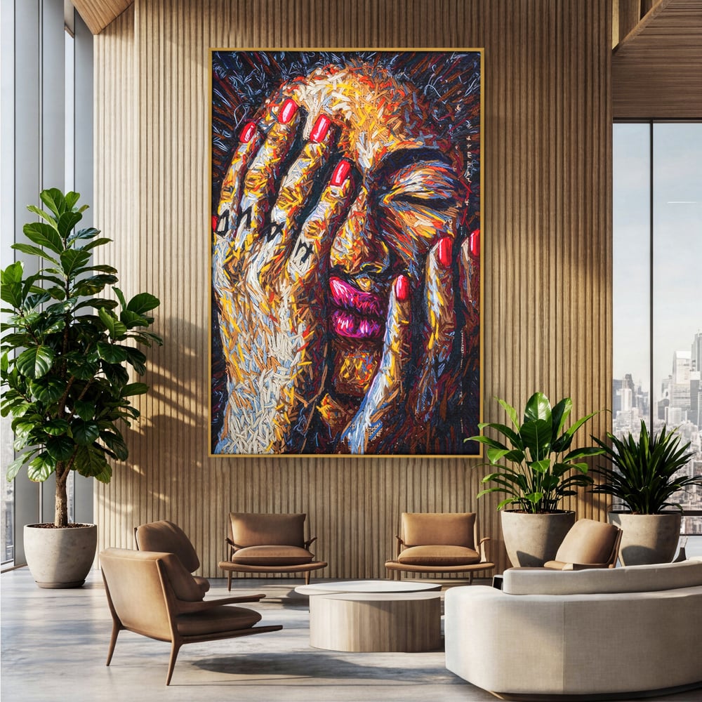 Tablou canvas cu tablou canvas cu portret stilizat, in rama de aluminiu auriu, pe perete intr-un birou
