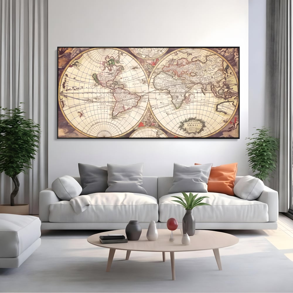 Tablou canvas cu ilustratie veche cu glob pamantesc, in rama de aluminiu negru, pe perete intr-un living