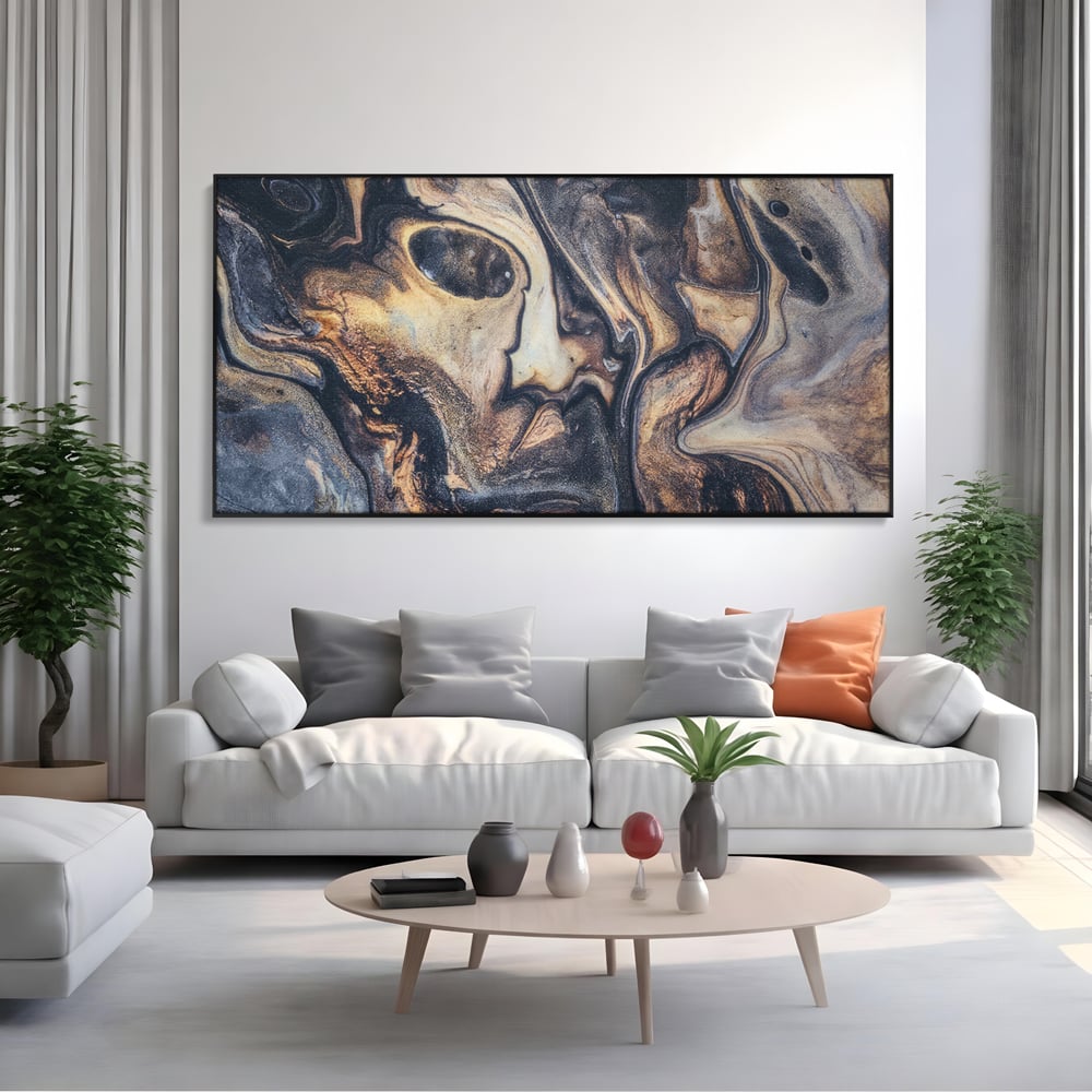 Tablou canvas cu tablou canvas cu pictura abstracta aurie si neagra, in rama de aluminiu negru, pe perete intr-un living