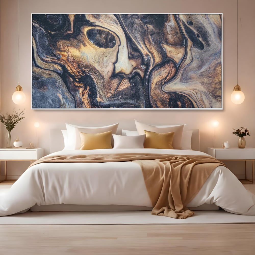 Tablou canvas cu tablou canvas cu pictura abstracta aurie si neagra, in rama de aluminiu argintiu, pe perete intr-un dormitor