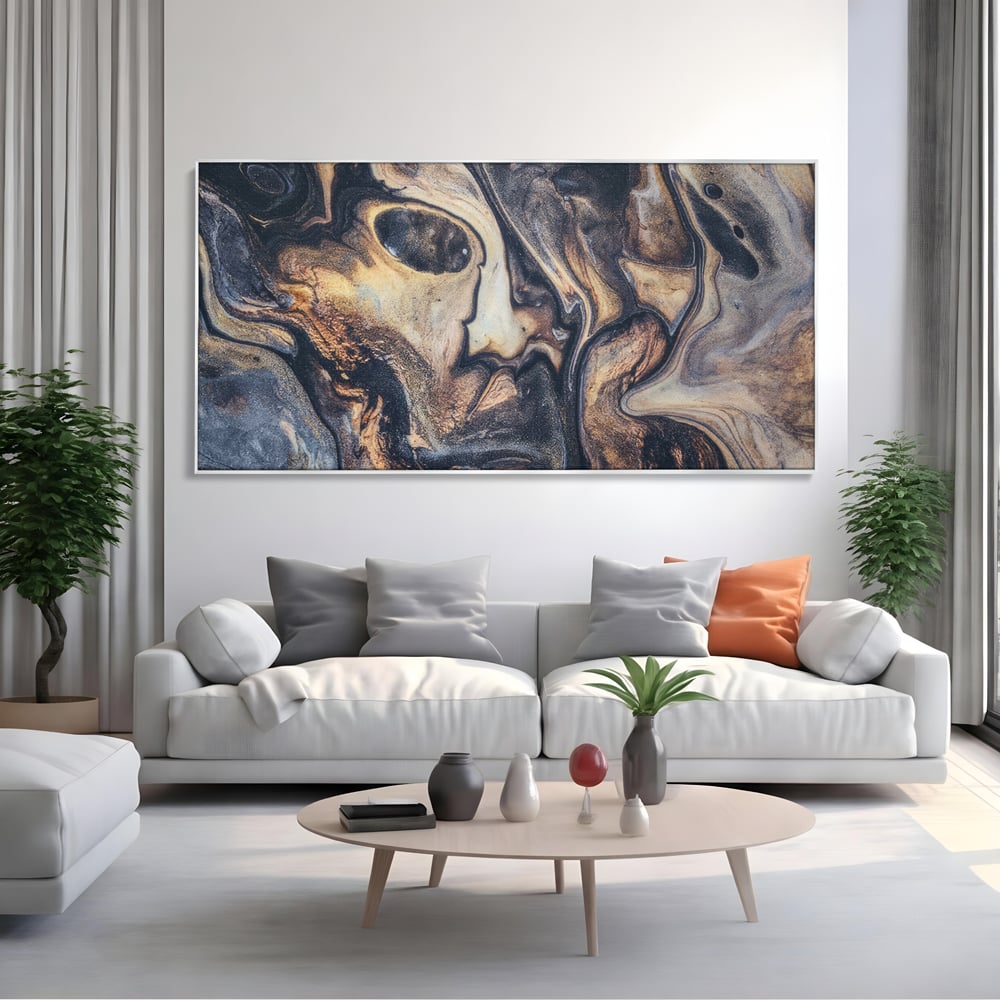 Tablou canvas cu tablou canvas cu pictura abstracta aurie si neagra, in rama de aluminiu argintiu, pe perete intr-un living