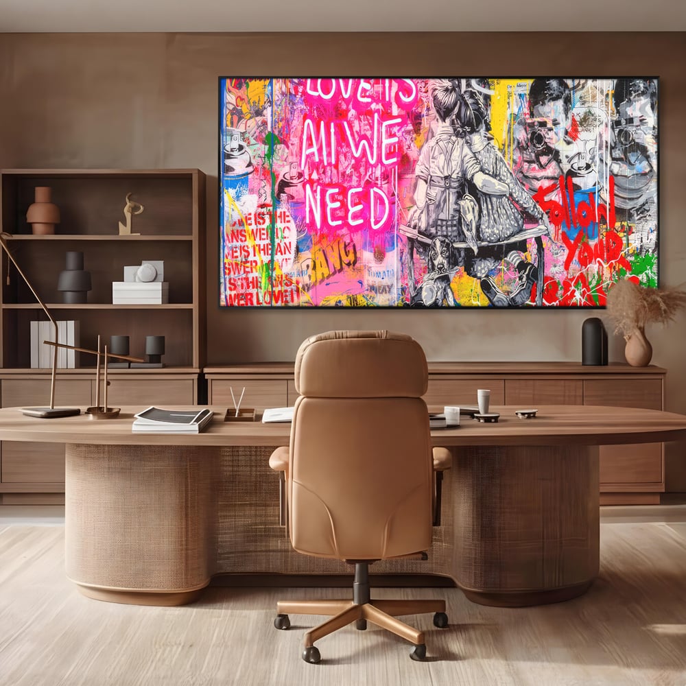 Tablou canvas cu tablou canvas cu graffiti si cuplu pe banca, in rama de aluminiu negru, pe perete intr-un birou