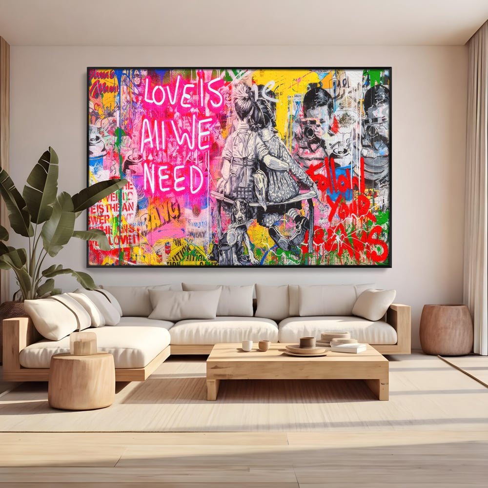 Tablou canvas cu tablou canvas cu graffiti si cuplu pe banca, in rama de aluminiu negru, pe perete intr-un living