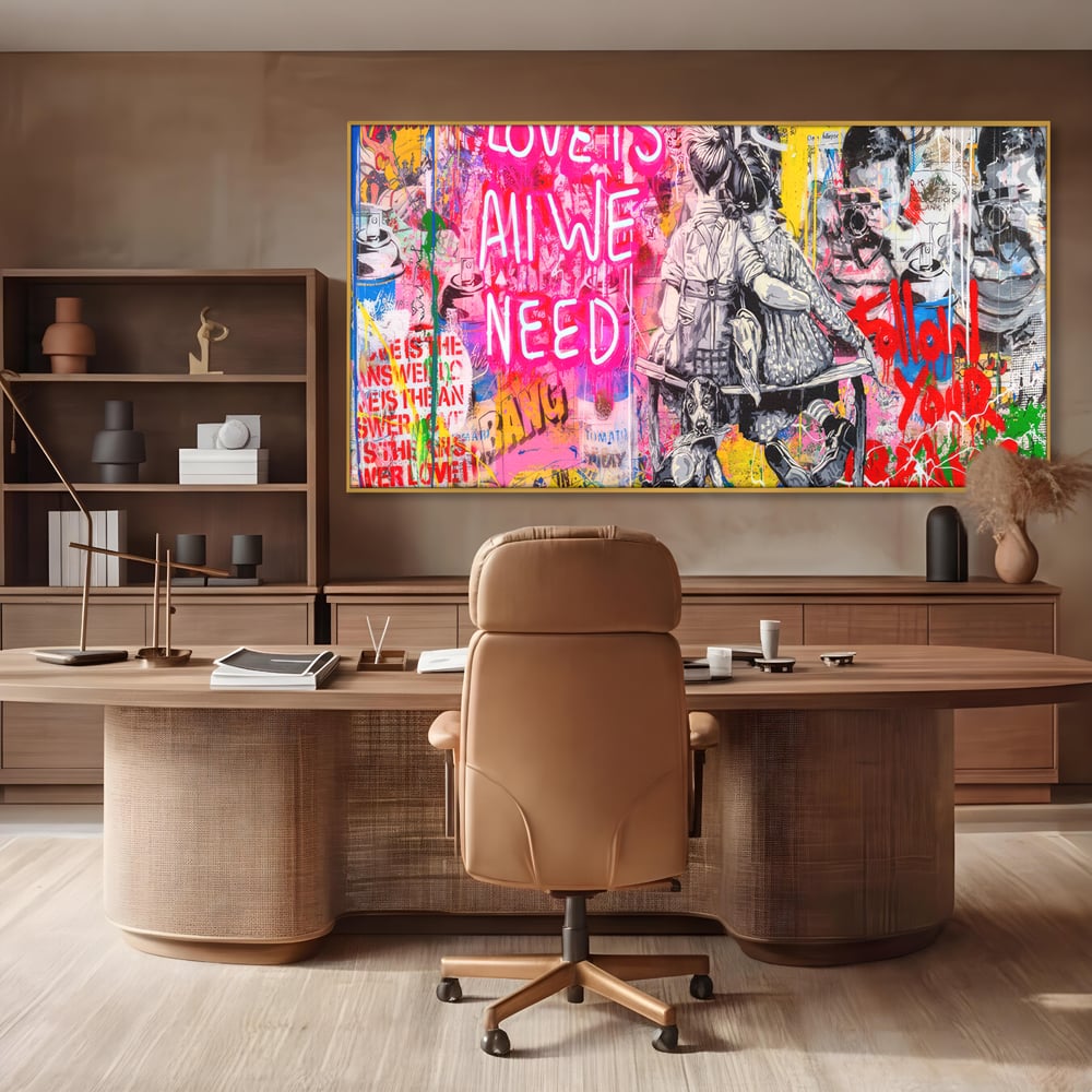 Tablou canvas cu tablou canvas cu graffiti si cuplu pe banca, in rama de aluminiu auriu, pe perete intr-un birou
