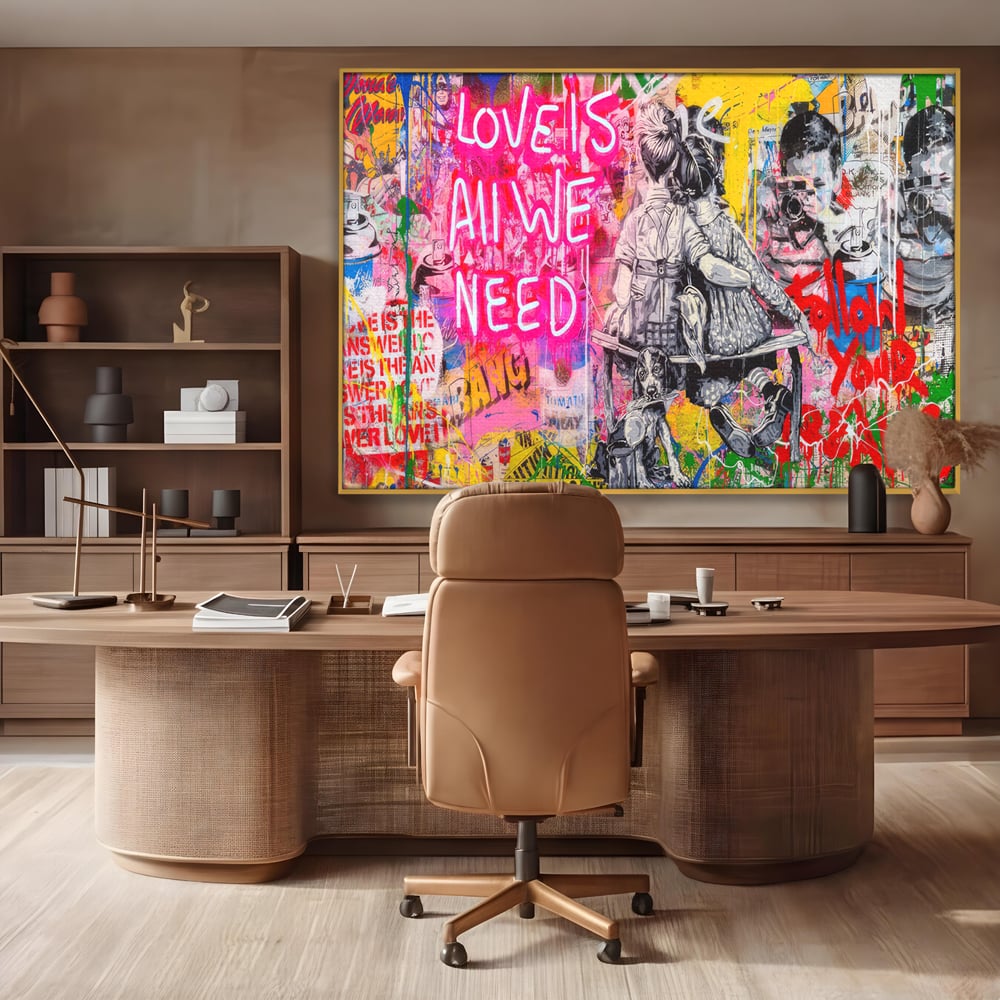 Tablou canvas cu tablou canvas cu graffiti si cuplu pe banca, in rama de aluminiu auriu, pe perete intr-un birou