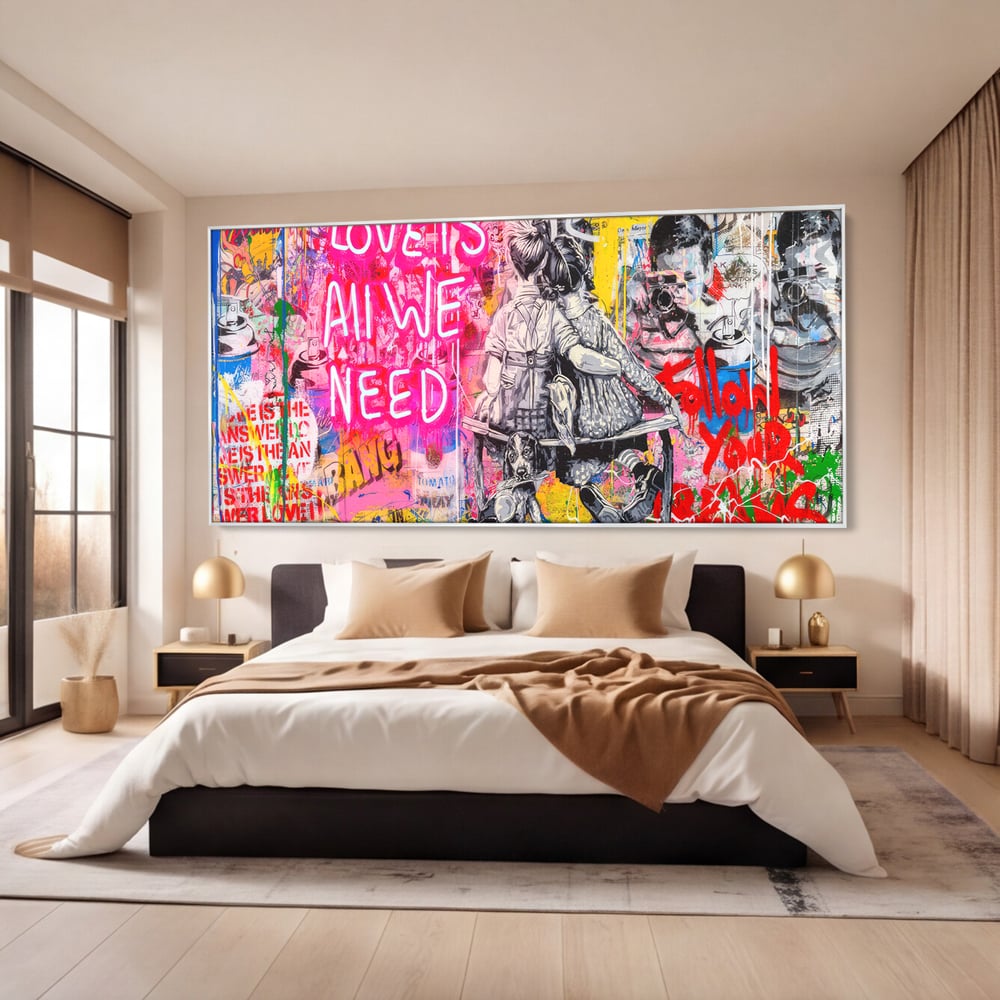 Tablou canvas cu tablou canvas cu graffiti si cuplu pe banca, in rama de aluminiu argintiu, pe perete intr-un dormitor