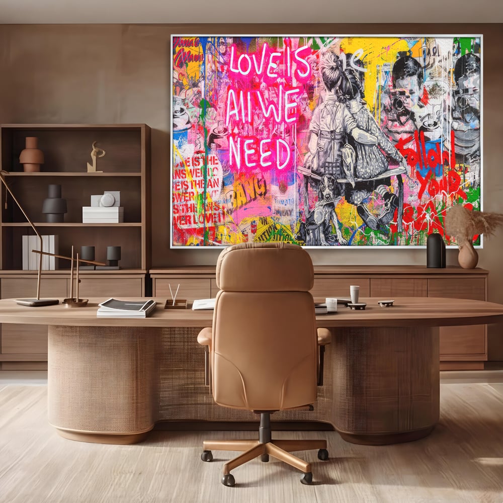 Tablou canvas cu tablou canvas cu graffiti si cuplu pe banca, in rama de aluminiu argintiu, pe perete intr-un birou