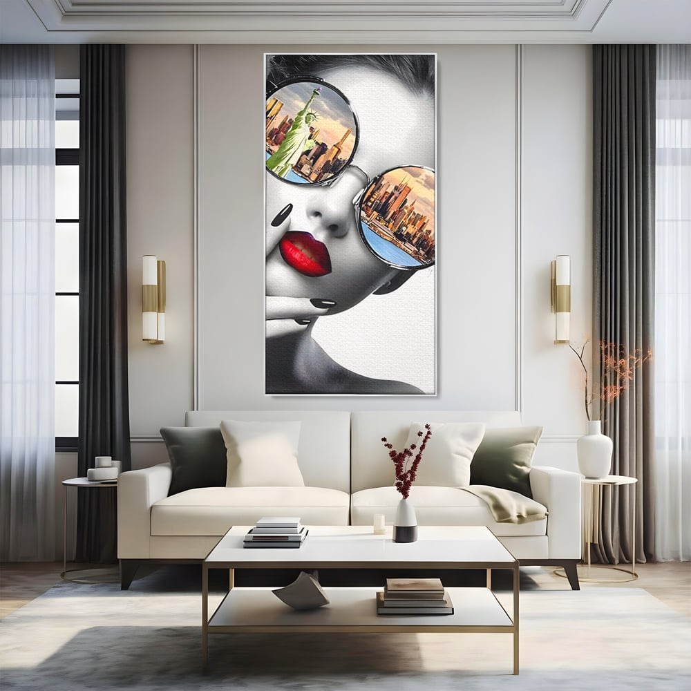 Tablou canvas cu tablou canvas cu portret femeie ochelari, in rama de aluminiu argintiu, pe perete intr-un living