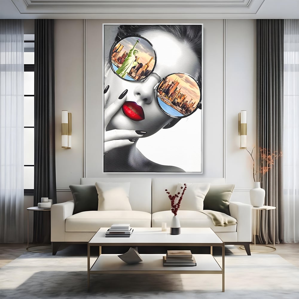 Tablou canvas cu tablou canvas cu portret femeie ochelari, in rama de aluminiu argintiu, pe perete intr-un living