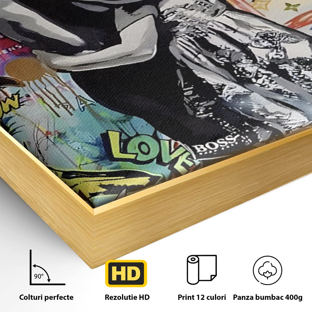 Detaliu al suprafetei: tablou canvas cu doi copii imbratisati, in rama de aluminiu auriu