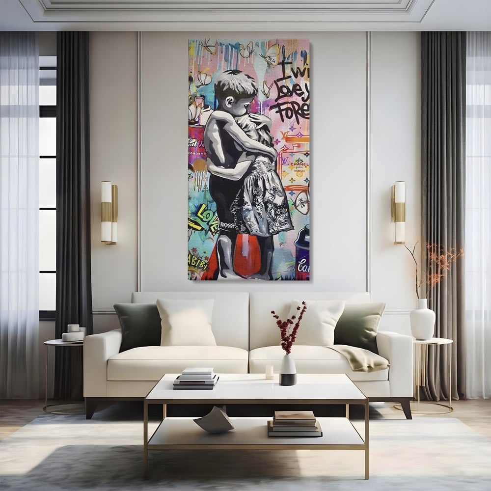 Tablou canvas cu tablou canvas cu doi copii imbratisati, fara rama, pe sasiu de lemn, pe perete intr-un living