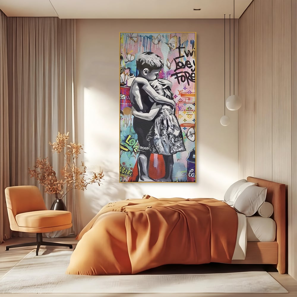 Tablou canvas cu tablou canvas cu doi copii imbratisati, in rama de aluminiu auriu, pe perete intr-un dormitor
