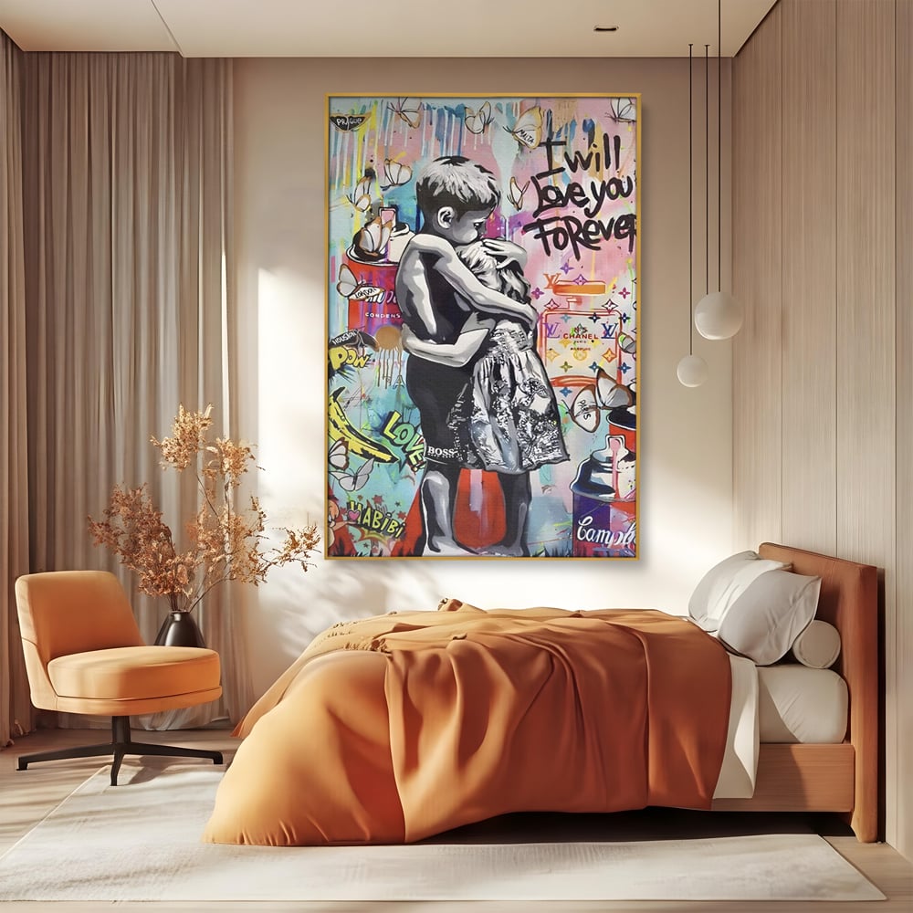 Tablou canvas cu tablou canvas cu doi copii imbratisati, in rama de aluminiu auriu, pe perete intr-un dormitor