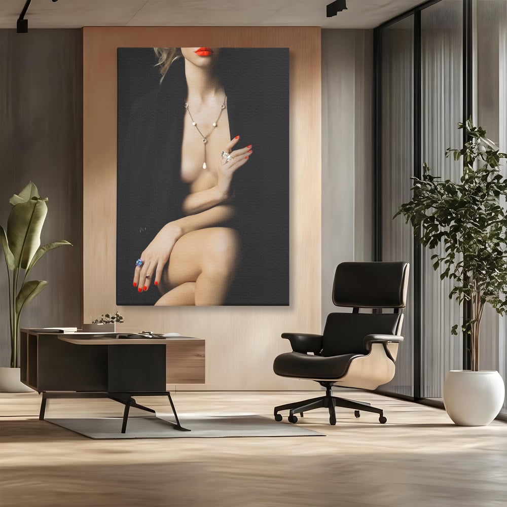 Tablou canvas cu tablou canvas cu portret artistic de femeie, fara rama, pe sasiu de lemn, pe perete intr-un birou