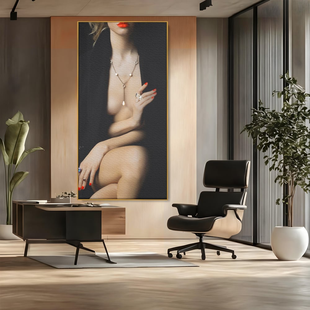 Tablou canvas cu tablou canvas cu portret artistic de femeie, in rama de aluminiu auriu, pe perete intr-un birou