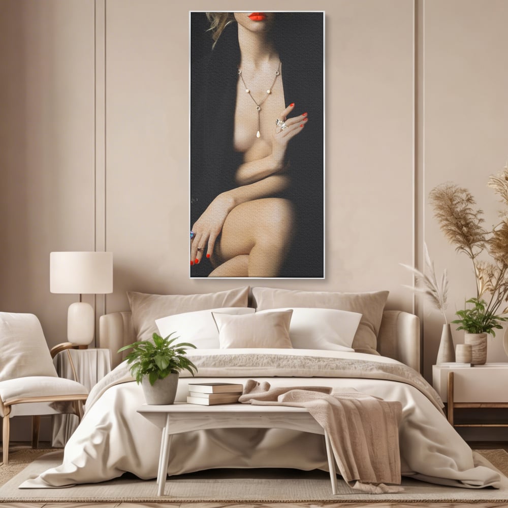 Tablou canvas cu tablou canvas cu portret artistic de femeie, in rama de aluminiu argintiu, pe perete intr-un dormitor