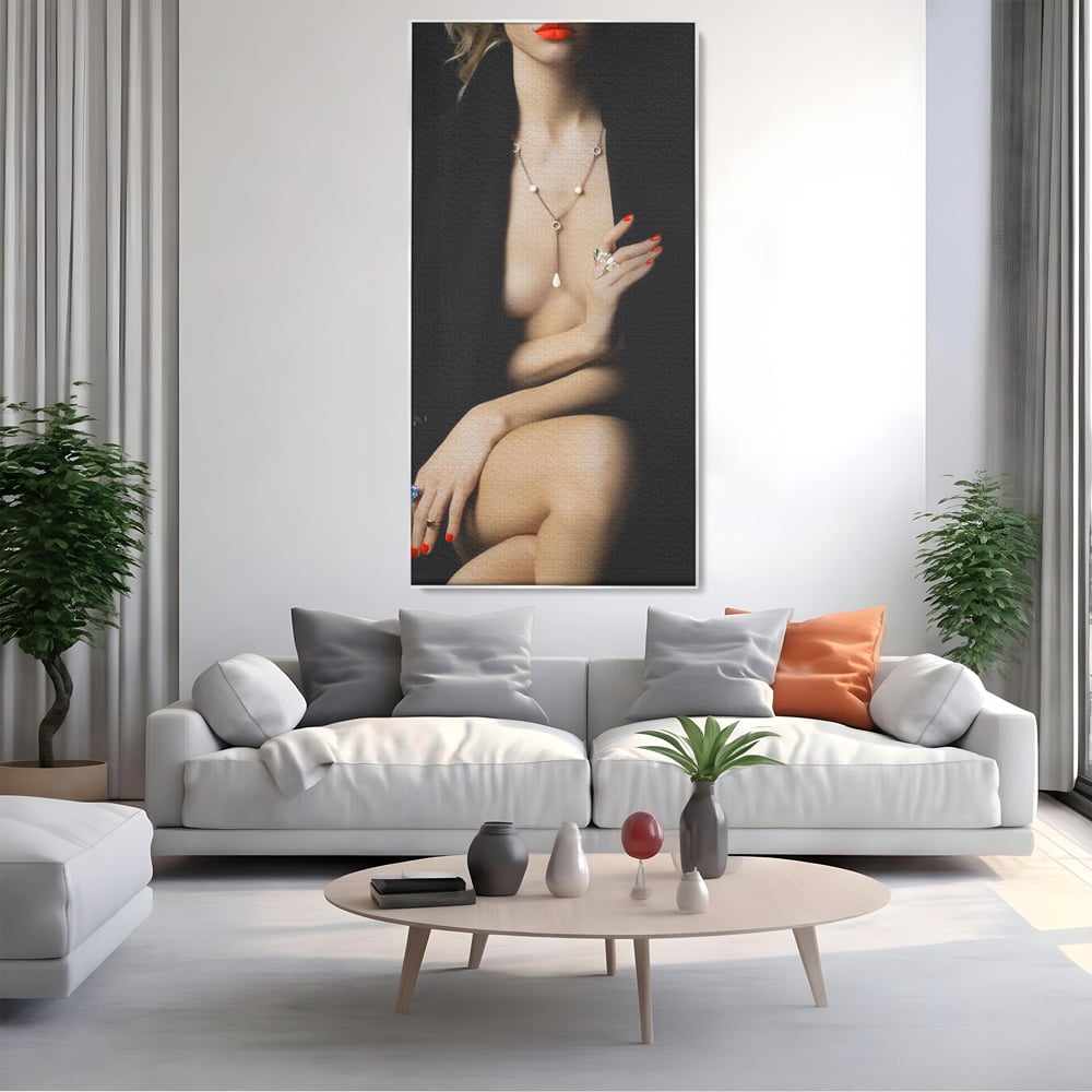 Tablou canvas cu tablou canvas cu portret artistic de femeie, in rama de aluminiu argintiu, pe perete intr-un living