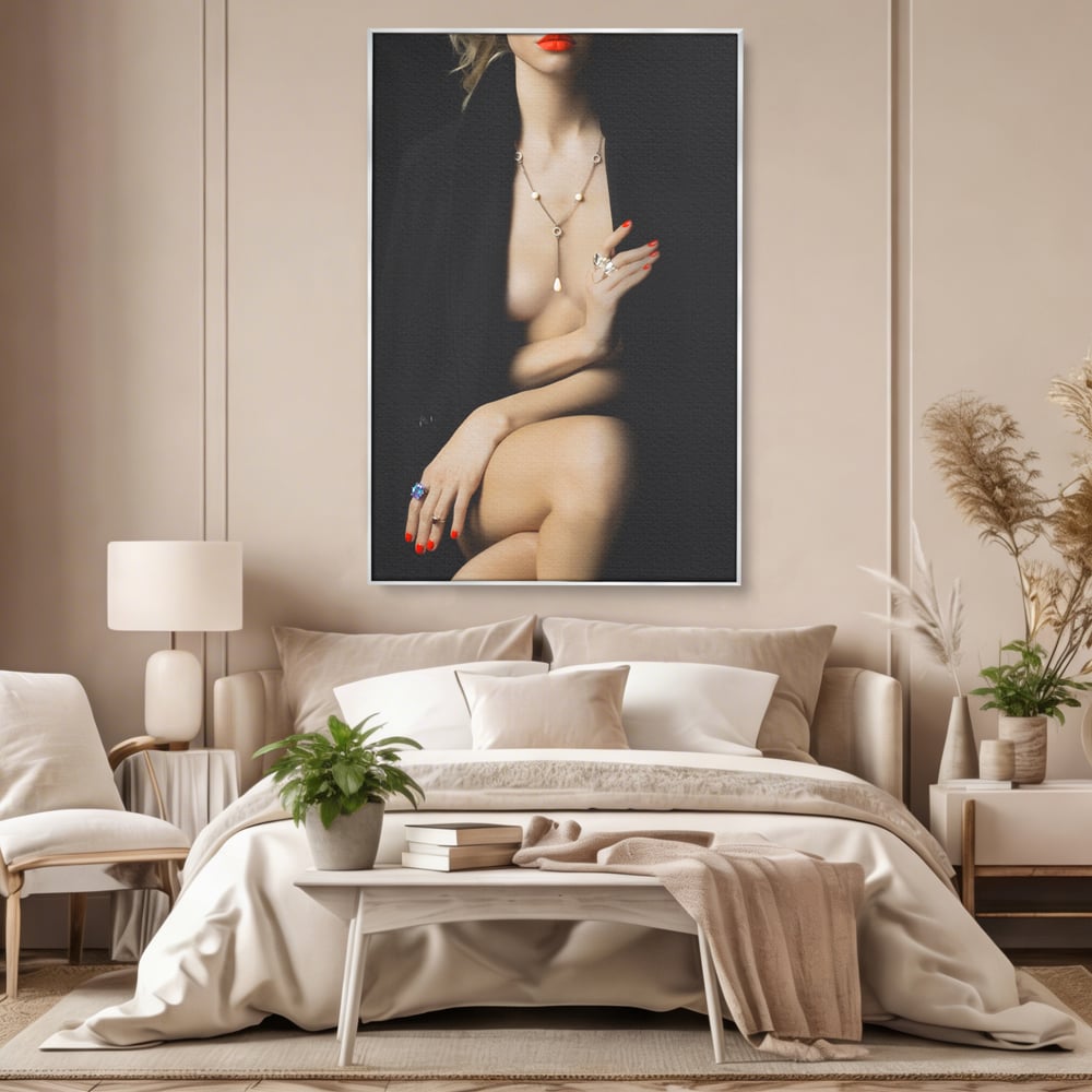 Tablou canvas cu tablou canvas cu portret artistic de femeie, in rama de aluminiu argintiu, pe perete intr-un dormitor