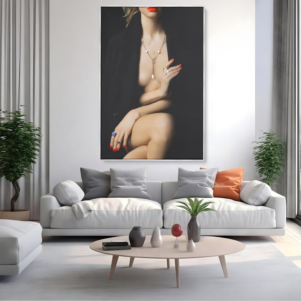 Tablou canvas cu tablou canvas cu portret artistic de femeie, in rama de aluminiu argintiu, pe perete intr-un living
