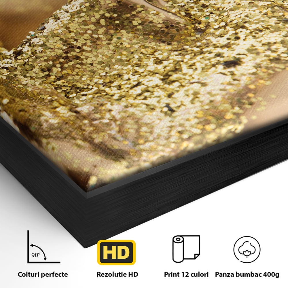 Detaliu al suprafetei: tablou canvas cu chip acoperit de sclipici auriu, in rama de aluminiu negru