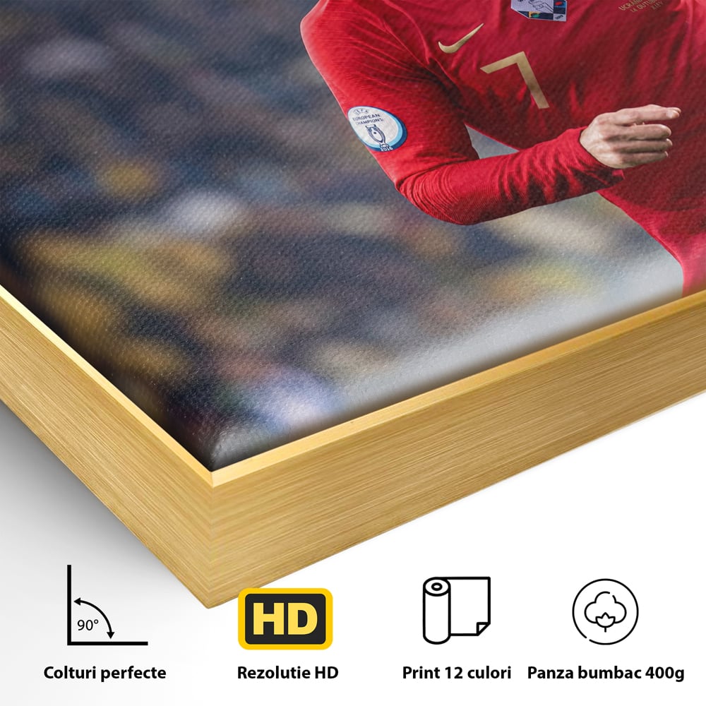 Detaliu al suprafetei: tablou canvas cu cristiano ronaldo, in rama de aluminiu auriu