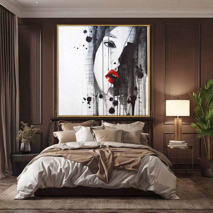 Tablou canvas cu tablou canvas cu chip de femeie si buze rosii, in rama de aluminiu auriu, pe perete intr-un dormitor