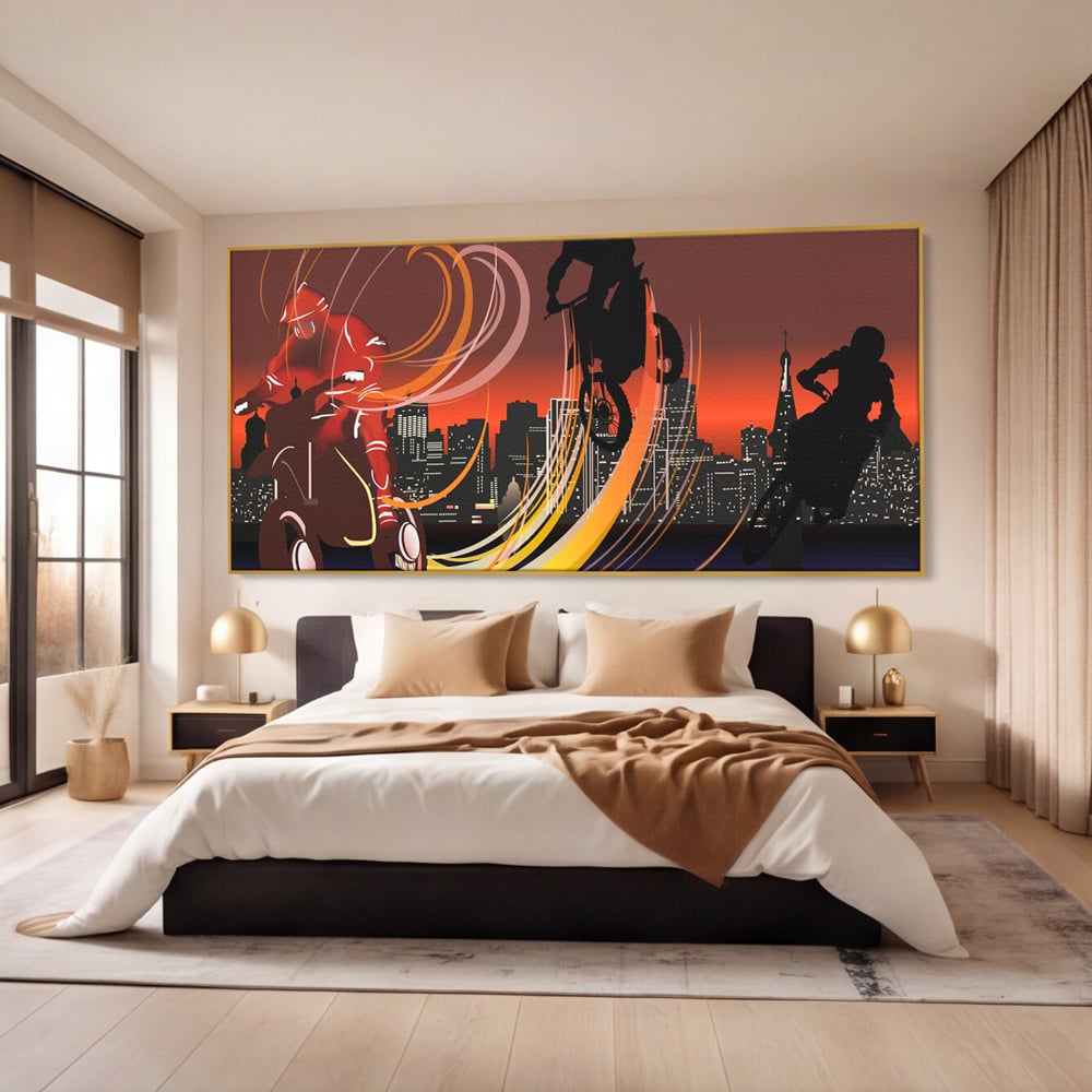 Tablou canvas cu ilustratie cu motociclisti si oras, in rama de aluminiu auriu, pe perete intr-un dormitor