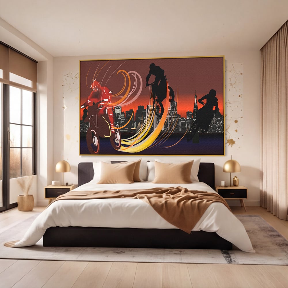 Tablou canvas cu ilustratie cu motociclisti si oras, in rama de aluminiu auriu, pe perete intr-un dormitor
